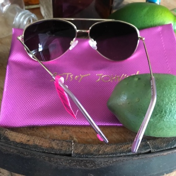 BETSEY JOHNSON Gold Signature UV Sunglasses 3 - Picture 5 of 6